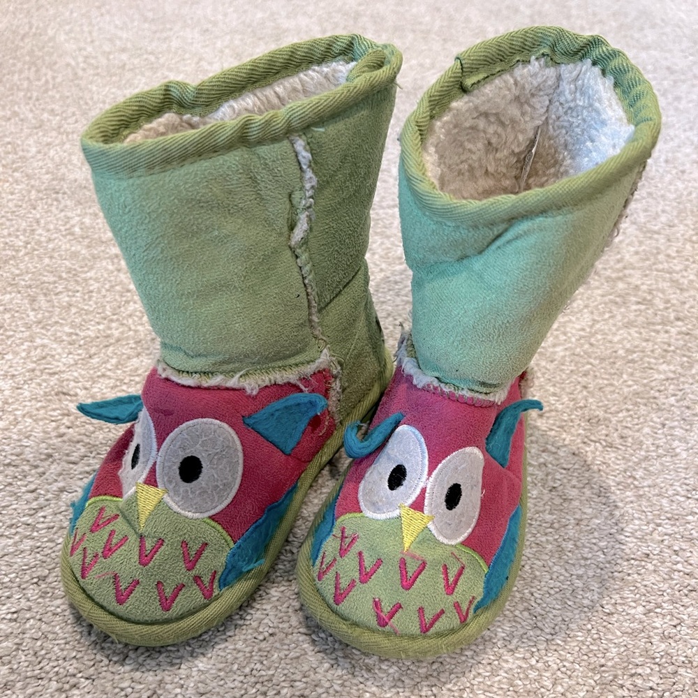 Lazy One Owl shearling boot size 8-9 GUC